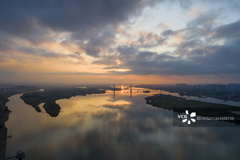 航拍襄阳汉江夕阳晚霞城市风光图片素材