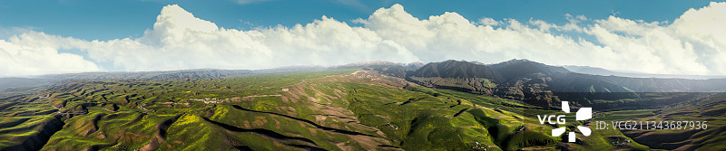 航拍夏季阳光下的新疆喀拉竣大草原图片素材