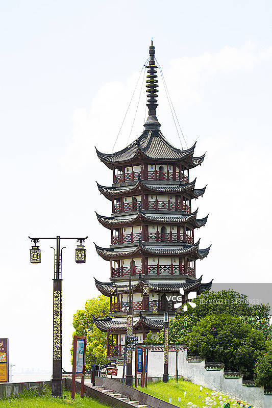 浙江嘉兴海宁盐官古镇观潮胜地公园占鳌塔图片素材