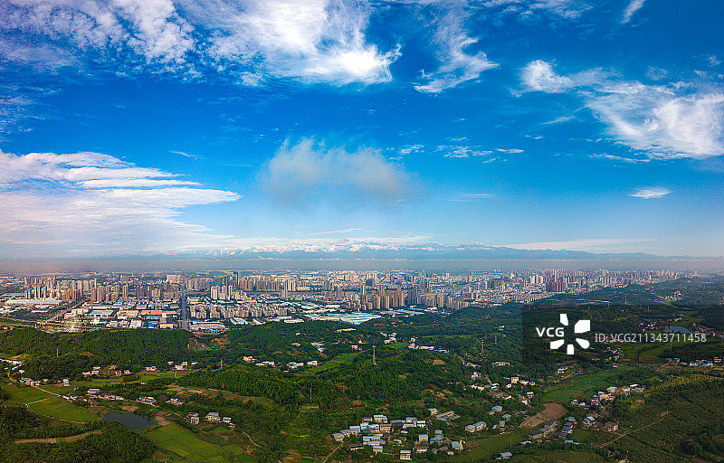 遥望四川省德阳市与龙门山脉图片素材