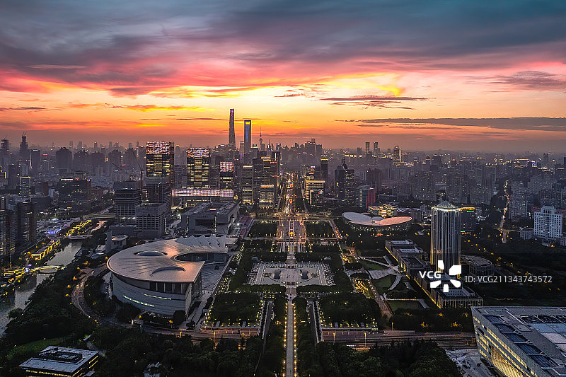 黄昏时分的上海浦东科技馆图片素材