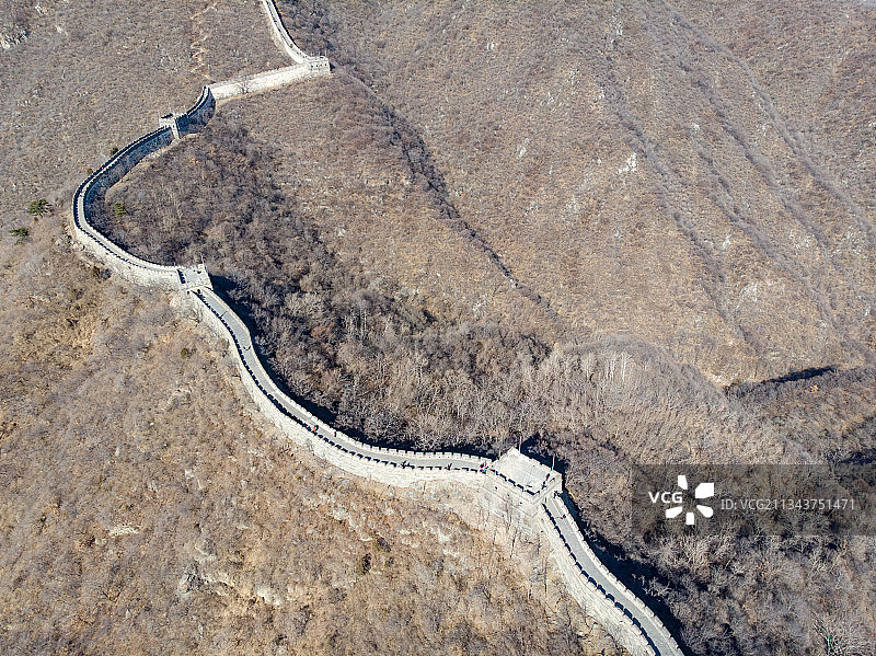 冬季无人机空中拍慕田峪长城图片素材