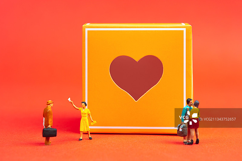 爱心礼物盒子情侣站在旁边图片素材