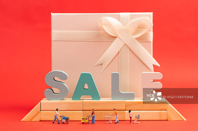 SALE人群在进行促销购物礼物盒图片素材