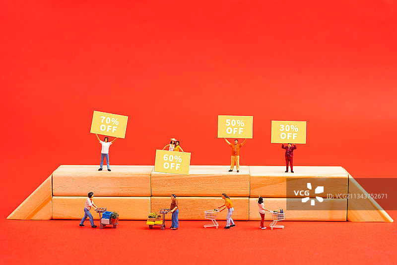 人群在进行促销购物看到商家进行折扣打折图片素材