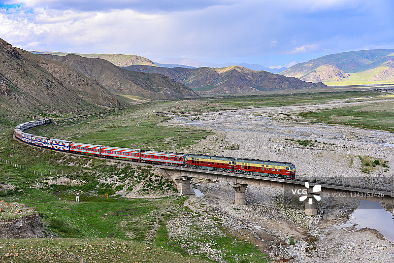 乌鲁木齐至阿克苏K9767次行驶在老南疆线乌拉斯台河桥上图片素材