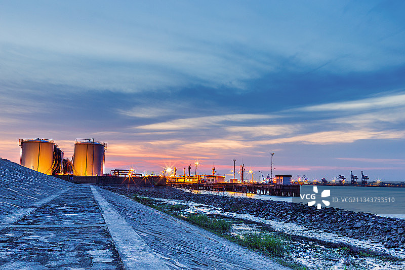 中国江苏省苏州市长江堤岸和船运码头图片素材