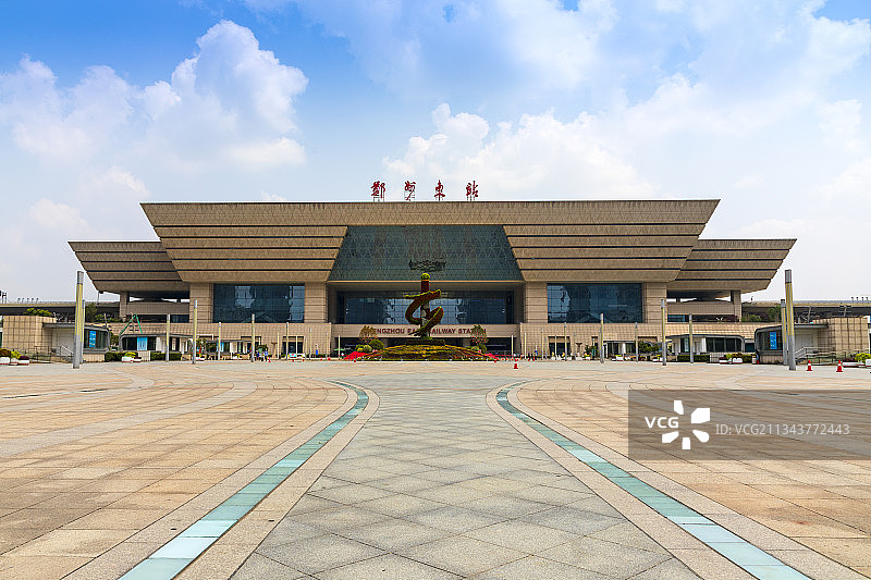 河南省郑州：高铁郑州东站夏天户外风光图片素材