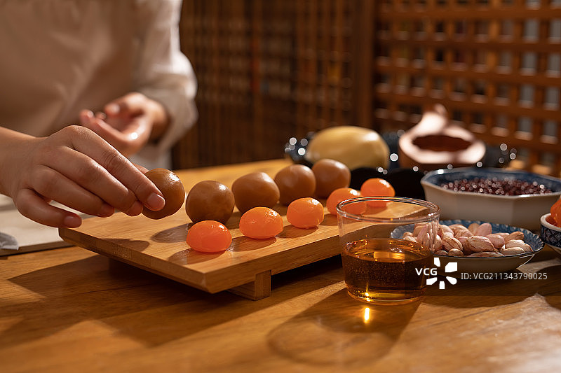 中秋节,自制,月饼,人的手,放置图片素材