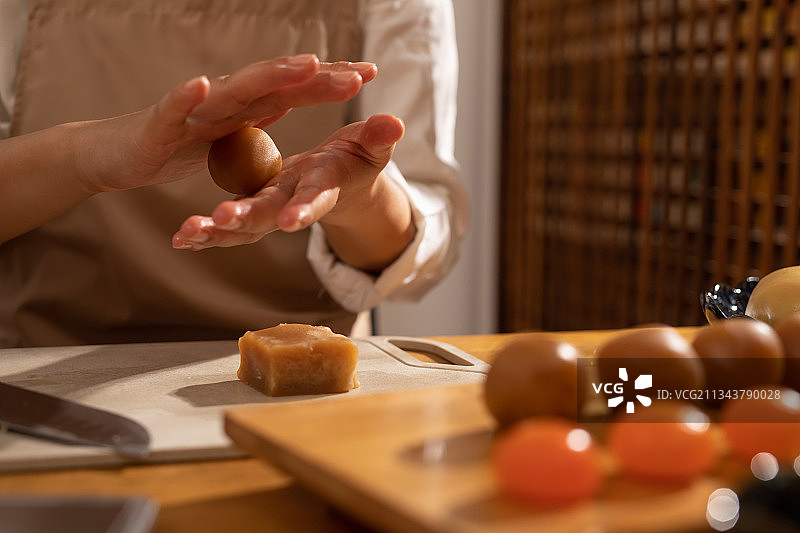 中秋节,自制,月饼,人的手图片素材