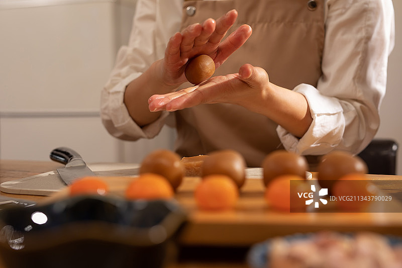 中秋节,自制,月饼,人的手图片素材