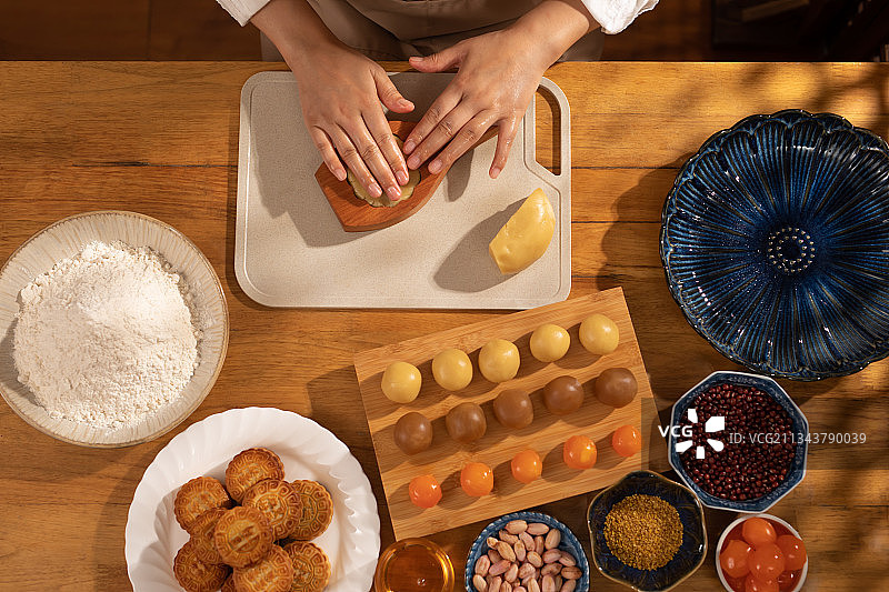 蛋黄月饼制作过程图片素材