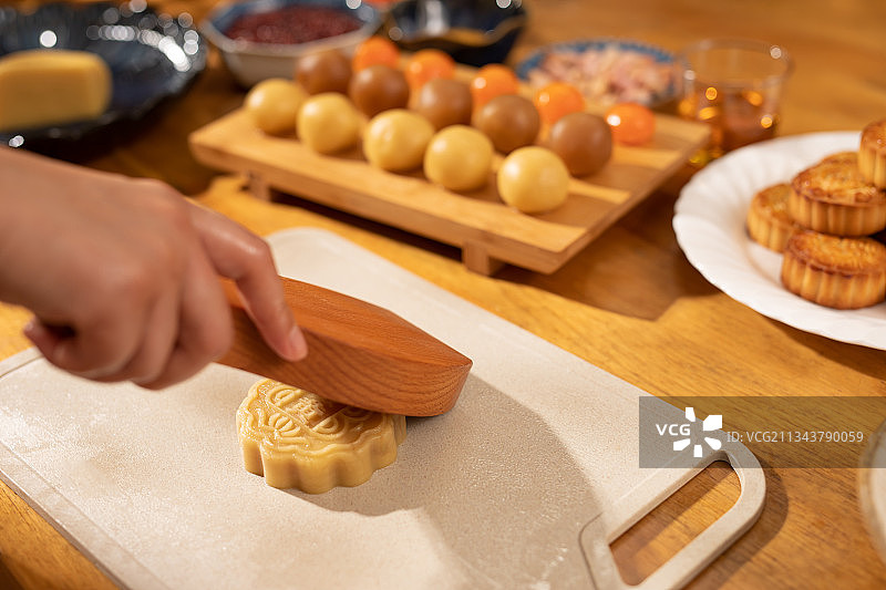 蛋黄月饼制作过程图片素材