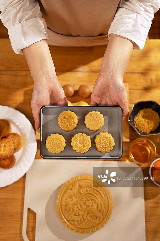 人的手,托着,半成品,月饼图片素材