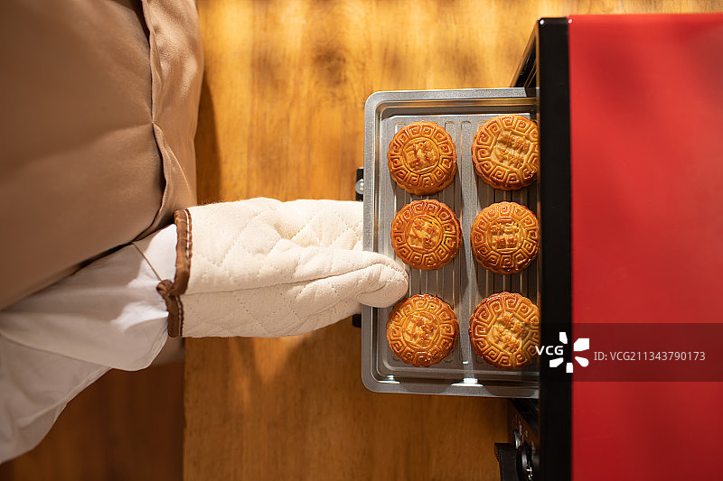 月饼,烤箱,烘焙,人的手,托着图片素材