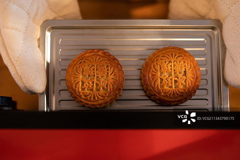 月饼,烤盘,烘焙,人的手,托着图片素材