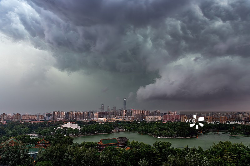北京城强对流天气龙潭湖公园与国贸极端天气图片素材