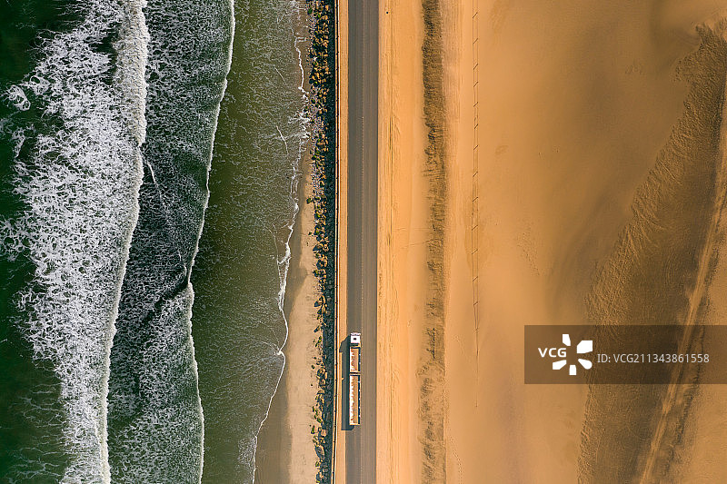 沙漠和海洋的超现实自然景观。 非洲水资源稀缺的地区，航拍公路图片素材