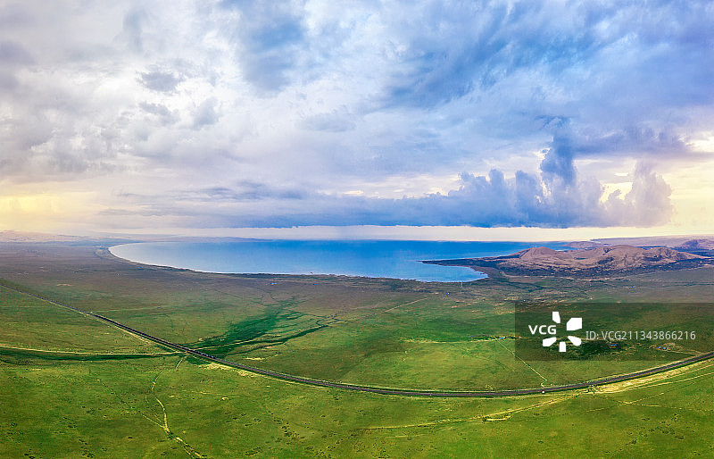 穿过青海湖金沙湾沙岛的青藏铁路自然风光全景航拍图图片素材