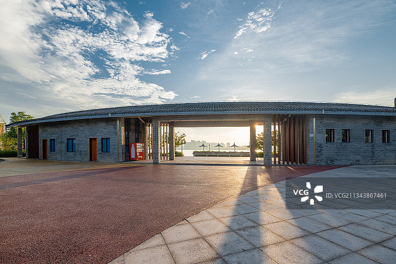 清晨阳光照耀下的游船码头游客中心图片素材