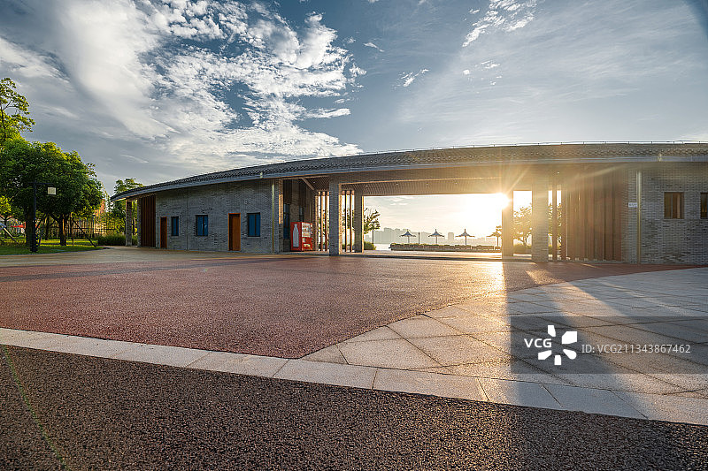 清晨阳光照耀下的游船码头游客中心图片素材