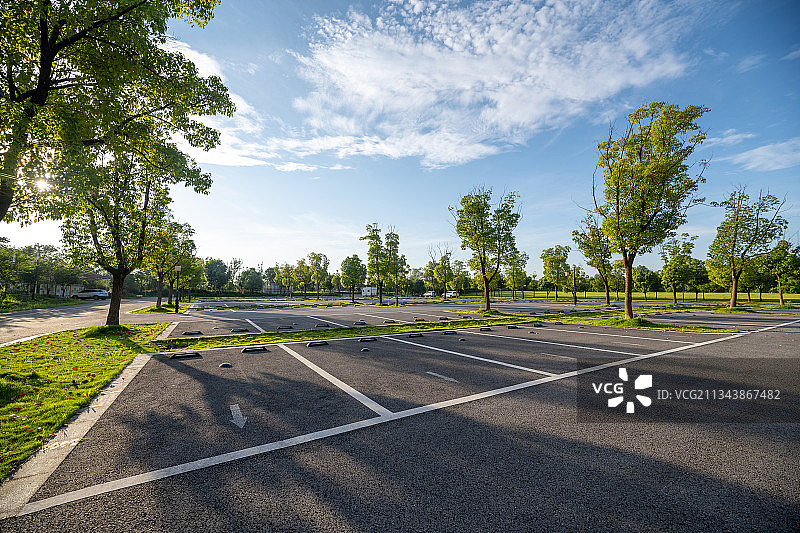 夏季工作日清晨日出后无人的停车场图片素材
