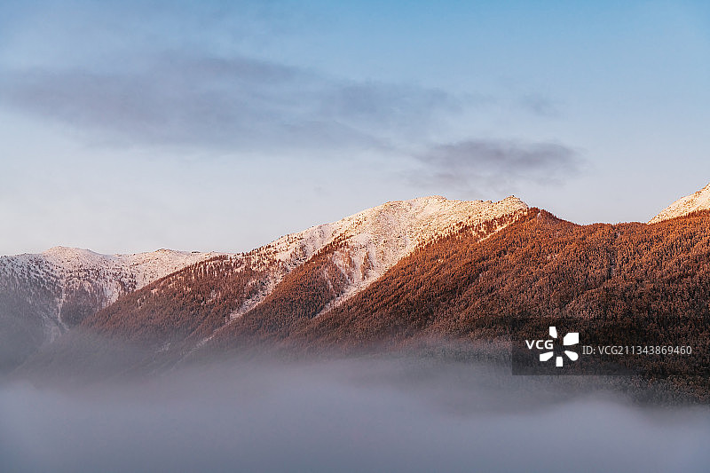 新疆阿勒泰地区布尔津喀纳斯景区秋季雪山晨雾户外风光图片素材