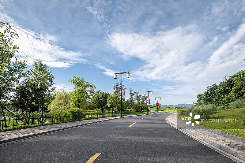 夏日早晨公园柏油马路图片素材