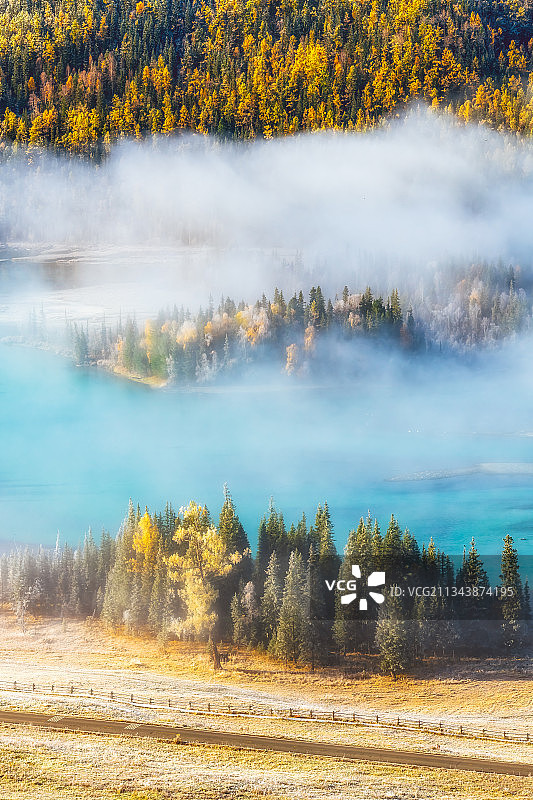 新疆阿勒泰地区布尔津喀纳斯景区喀纳斯河神仙湾秋季晨雾户外风光图片素材