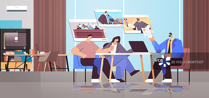 男律师或法官咨询讨论图片素材