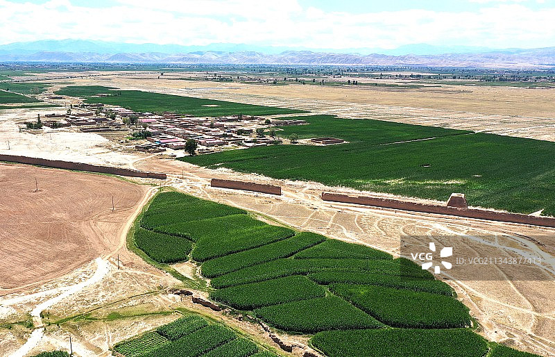 甘肃武威市古浪县明长城在高速路中蜿蜒图片素材