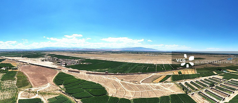 甘肃武威市古浪县明长城在高速路中蜿蜒图片素材