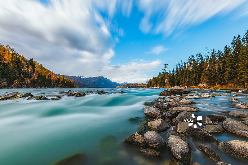 新疆阿勒泰地区布尔津喀纳斯景区喀纳斯河秋季户外慢门水流效果图片素材