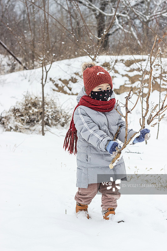 雪地里玩耍的男孩图片素材