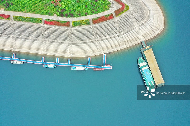 游船停靠的码头图片素材