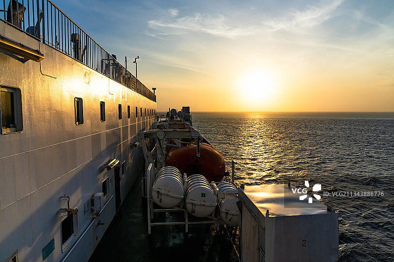 游轮上的日出图片素材