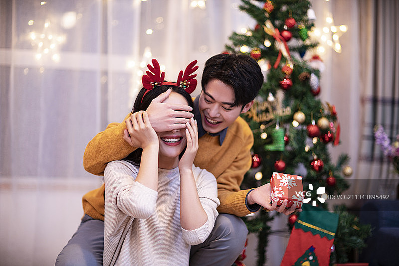 男朋友送女朋友圣诞礼物图片素材