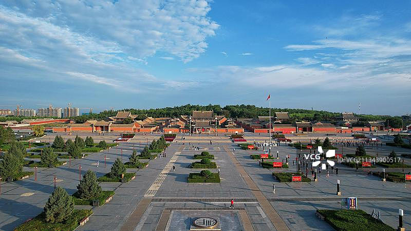 城市的繁华与贝子庙的宁静融为一体图片素材