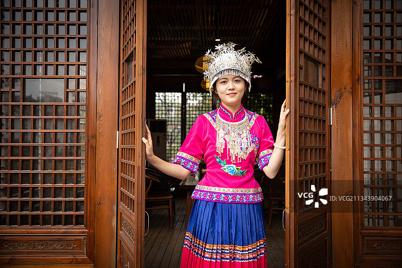 土家族女孩推开门肖像图片素材