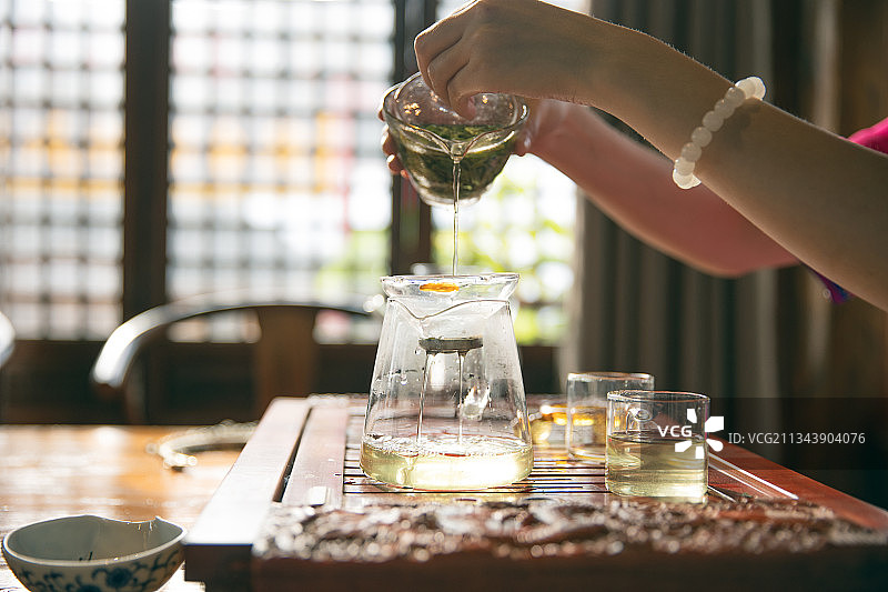 特写手泡茶图片素材