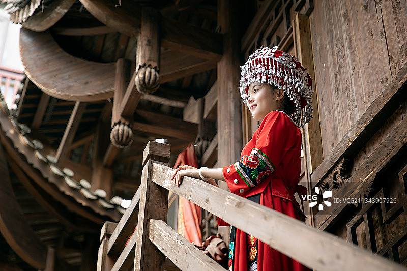 土家族女孩站在吊脚楼上图片素材