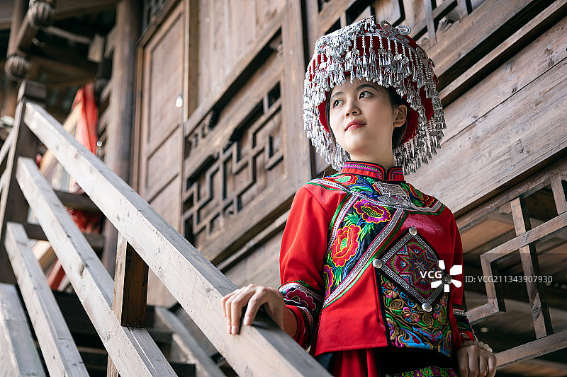 土家族女孩站在吊脚楼上图片素材