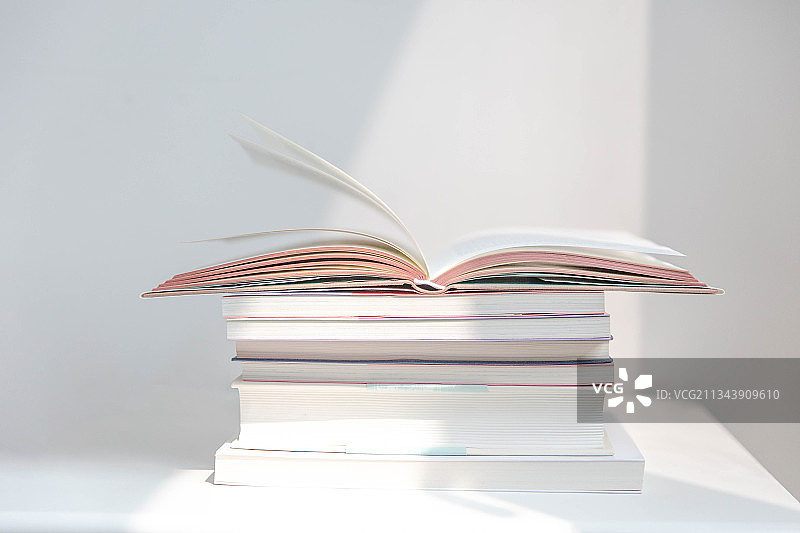 白色背景下桌子上打开的书的特写镜头图片素材