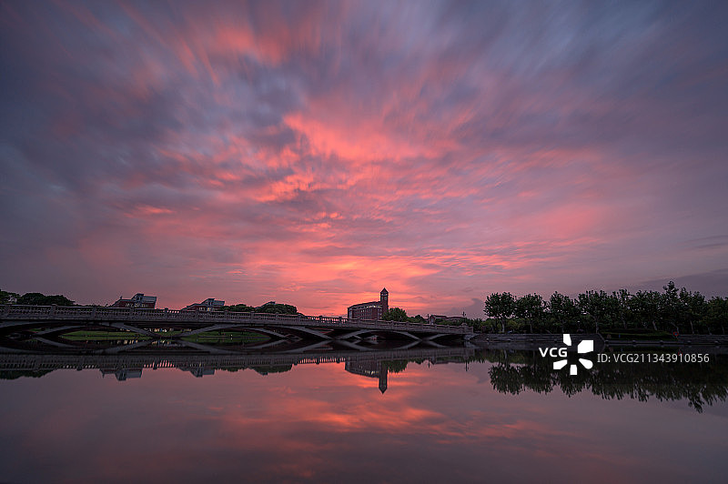 上海闵行区上海交通大学行政楼晚霞图片素材