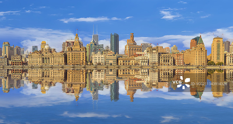 上海外滩老建筑天际线全景图片素材