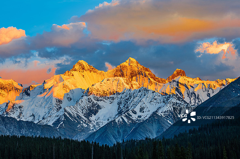 日照金山的夏塔冰川木扎尔特主峰图片素材