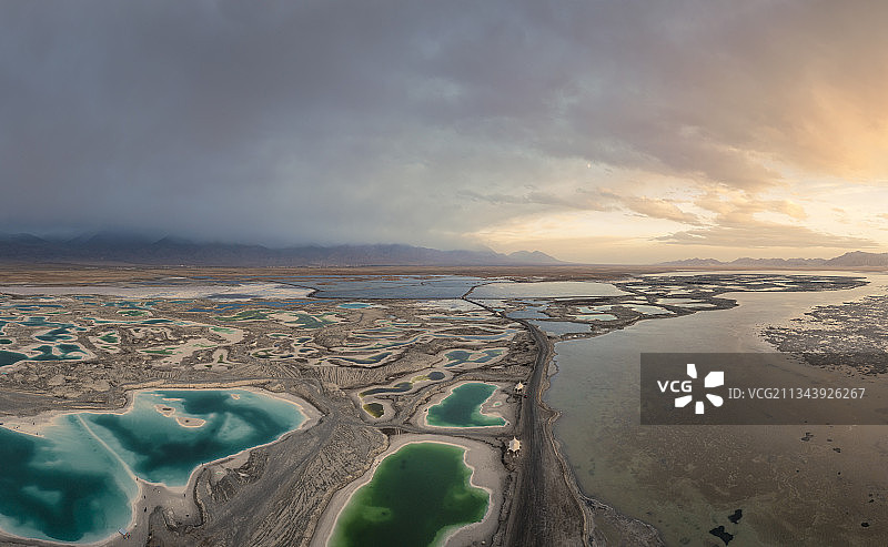 晚霞，大柴旦翡翠湖，盐湖，盐池，天空，云层、日落，航拍，海西图片素材