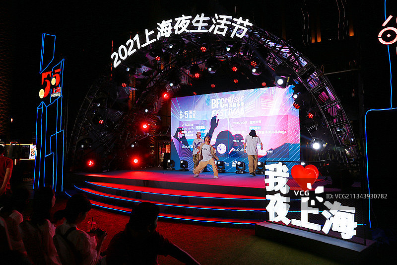上海BFC外滩枫泾路夜市舞台街舞表演图片素材
