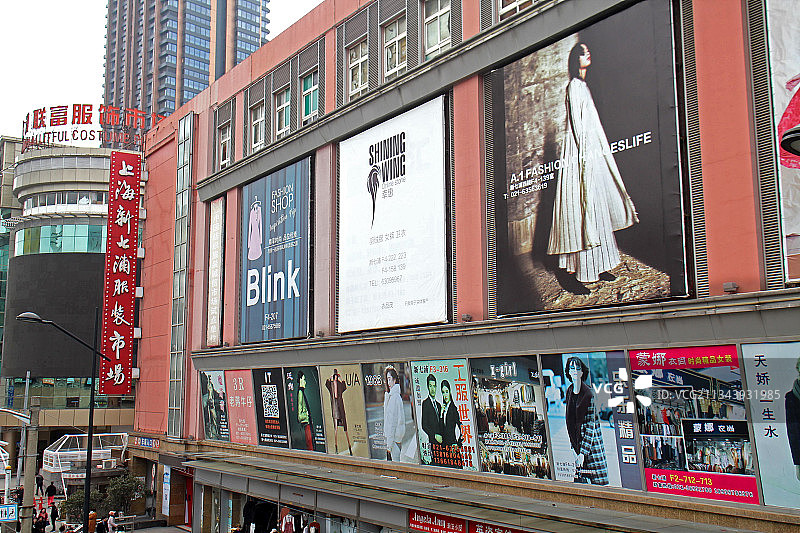 上海七浦路线下服装零售批发市场迎电商挑战图片素材