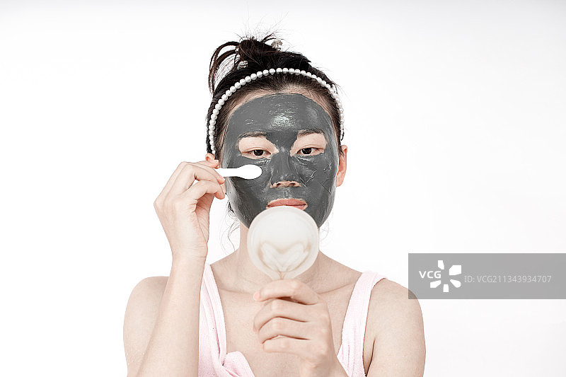 女生敷海底泥补水面膜图片素材
